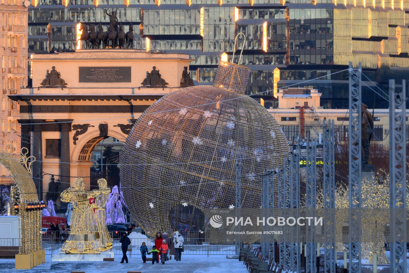 Предновогоднее украшение Москвы