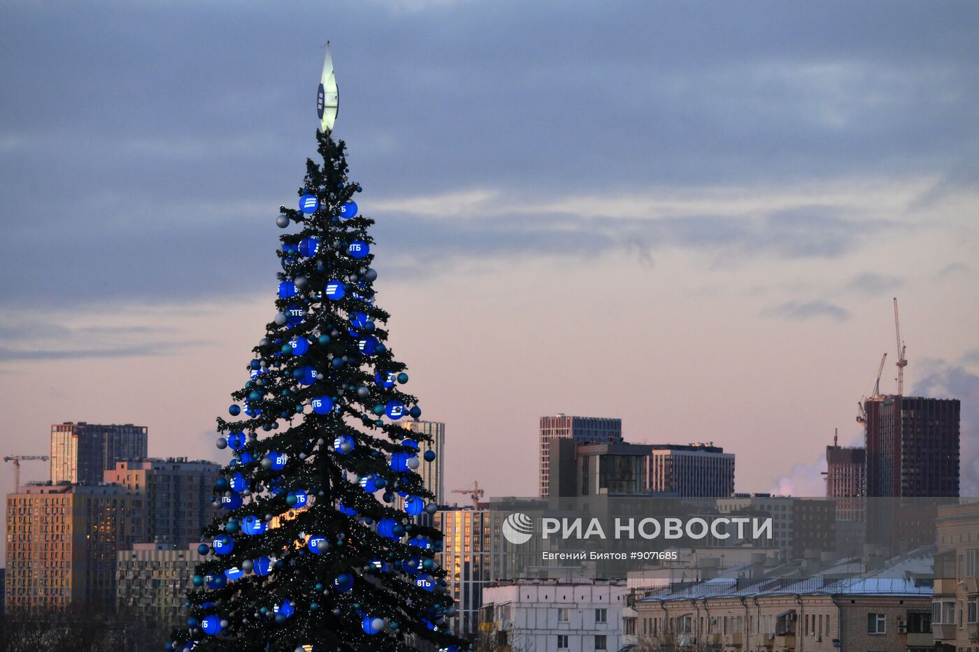 Предновогоднее украшение Москвы
