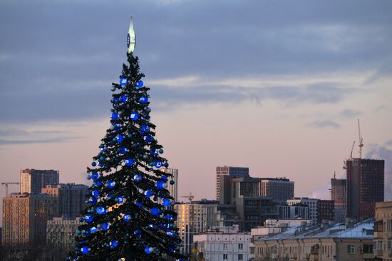 Предновогоднее украшение Москвы