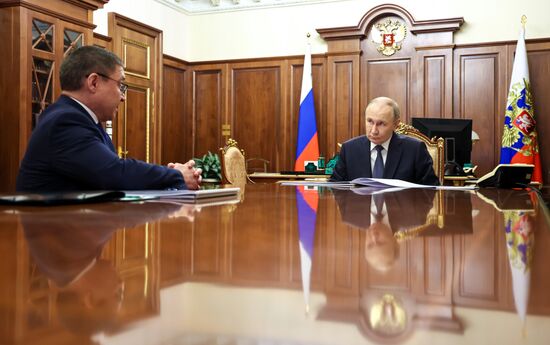 Президент Владимир Путин встретился с секретарем Генерального совета партии "Единая Россия" Владимиром Якушевым