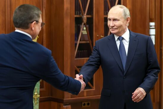 Президент Владимир Путин встретился с секретарем Генерального совета партии "Единая Россия" Владимиром Якушевым