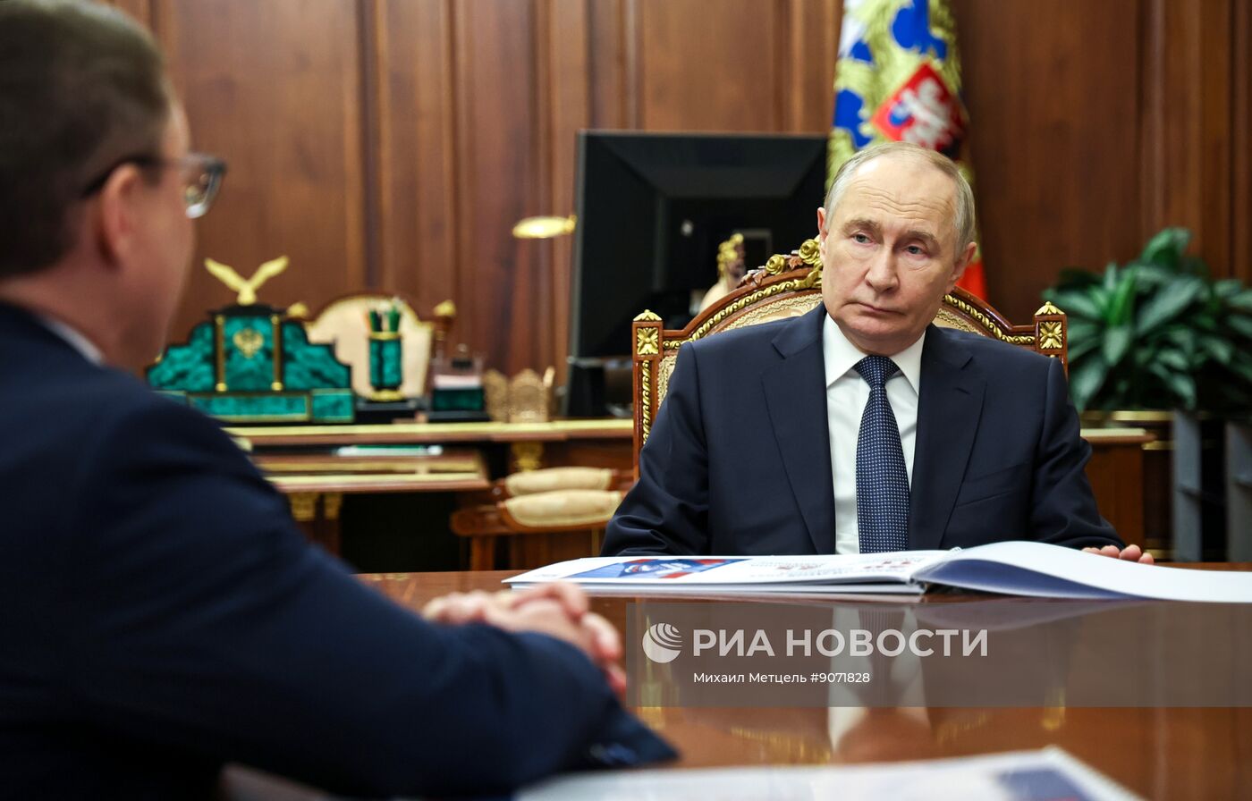 Президент Владимир Путин встретился с секретарем Генерального совета партии "Единая Россия" Владимиром Якушевым