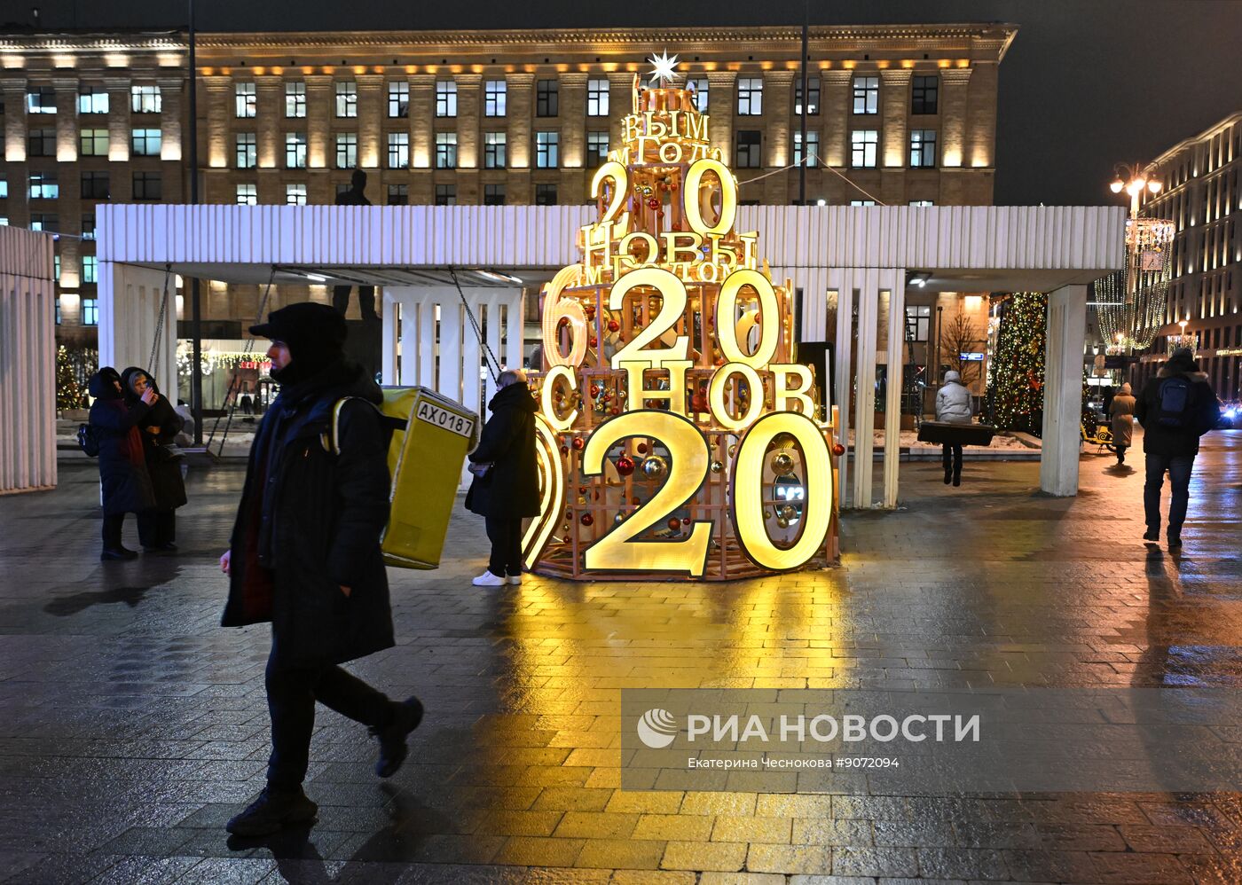 Предновогоднее украшение Москвы