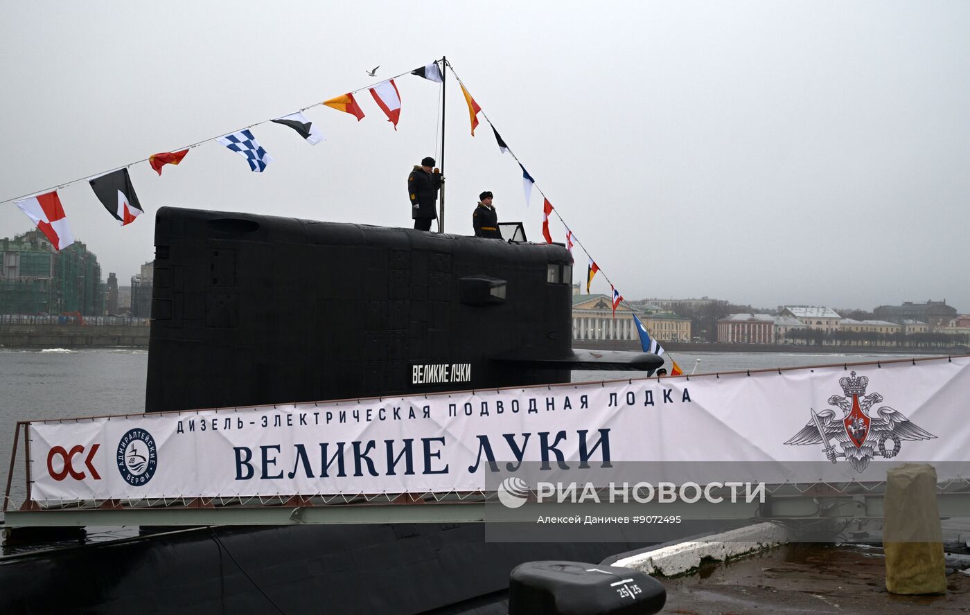Церемония подъема Андреевского флага на подлодке "Великие Луки" в Санкт-Петербурге