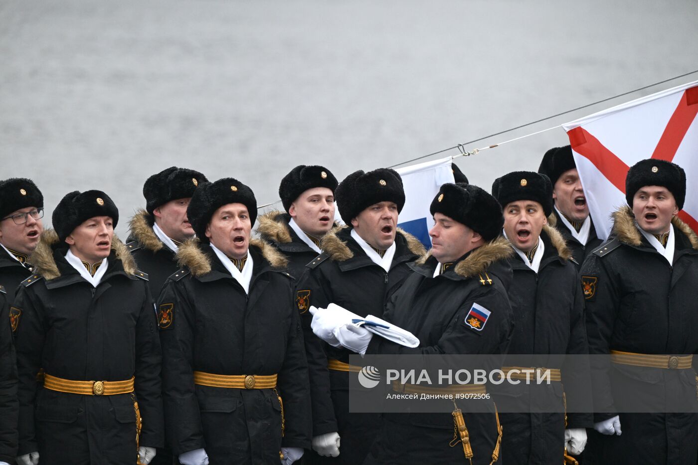 Церемония подъема Андреевского флага на подлодке "Великие Луки" в Санкт-Петербурге