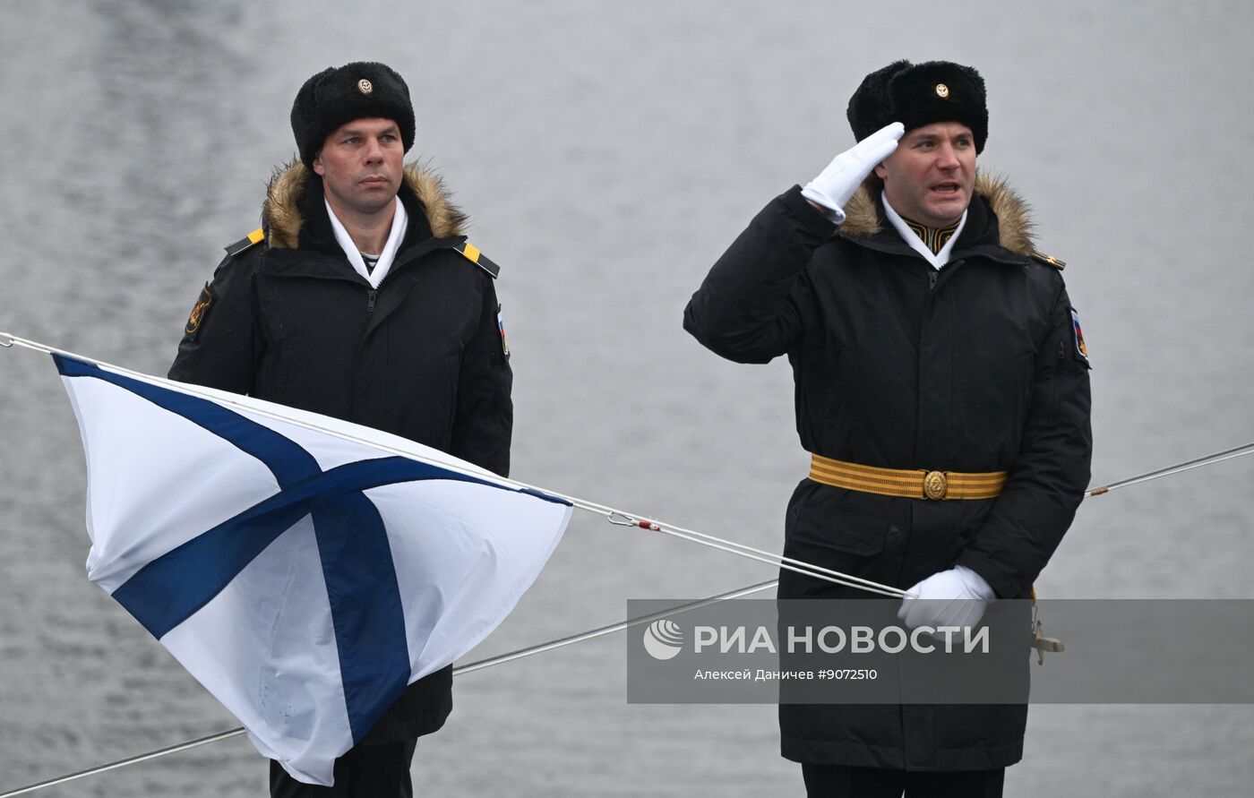 Церемония подъема Андреевского флага на подлодке "Великие Луки" в Санкт-Петербурге