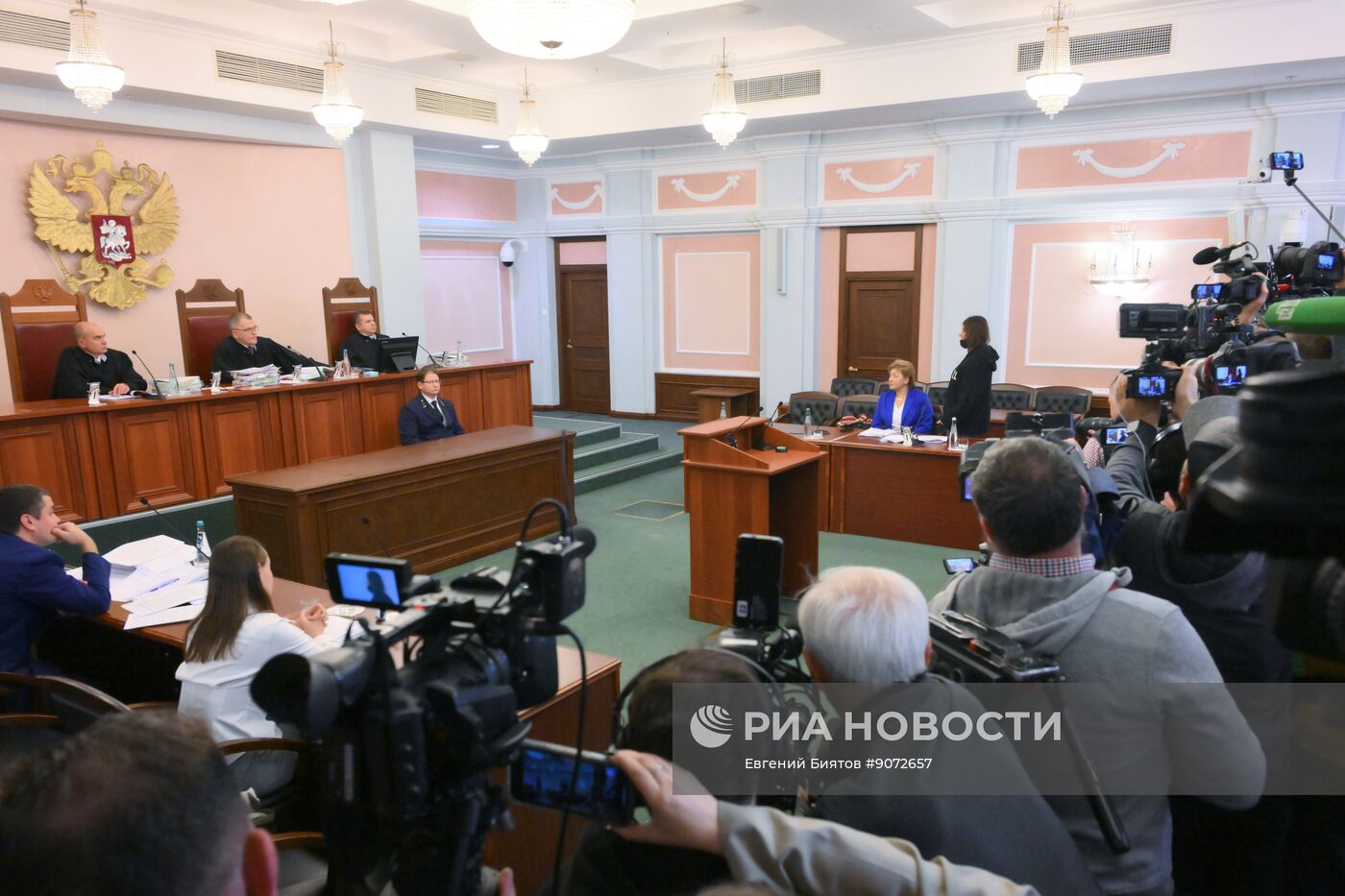 Рассмотрение жалобы  по делу о квартире певицы Долиной