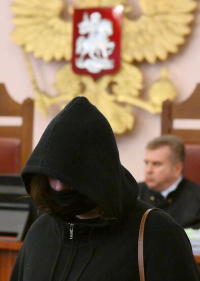 Рассмотрение жалобы  по делу о квартире певицы Долиной