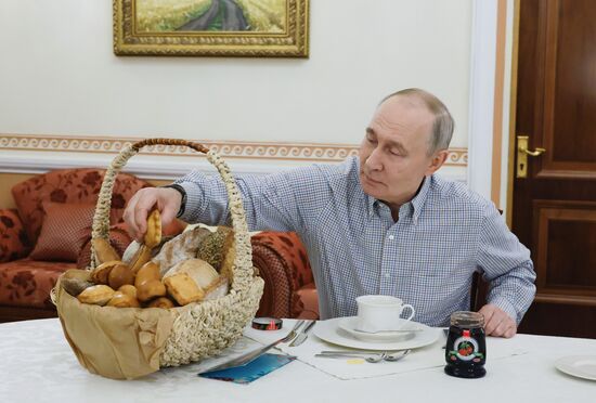 Президент Владимир Путин получил выпечку из подмосковной пекарни