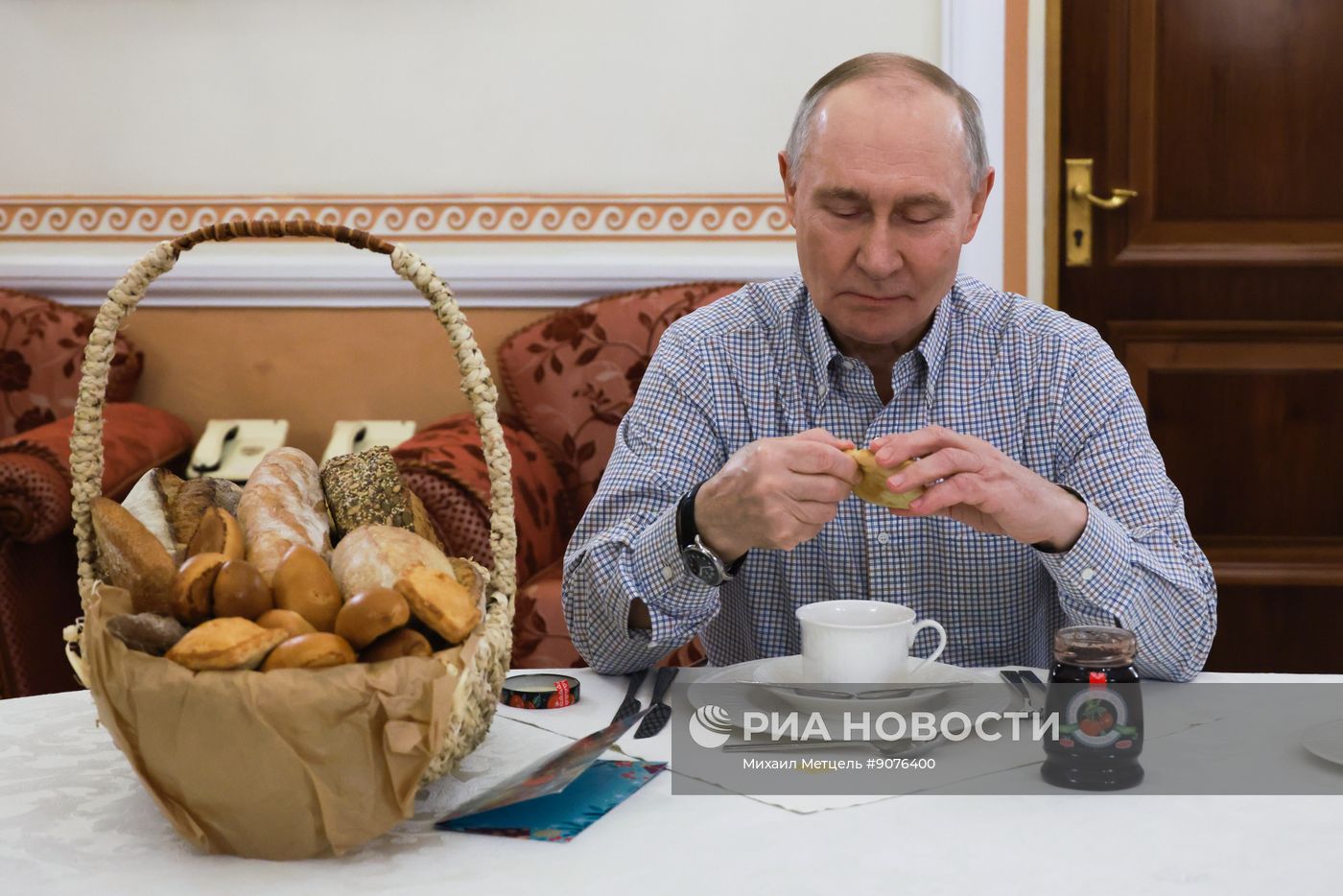 Президент Владимир Путин получил выпечку из подмосковной пекарни