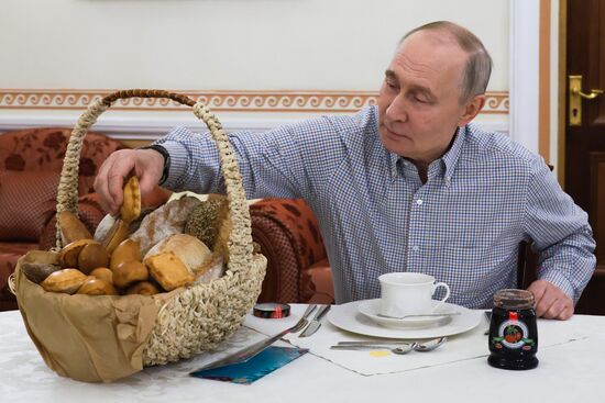 Президент Владимир Путин получил выпечку из подмосковной пекарни