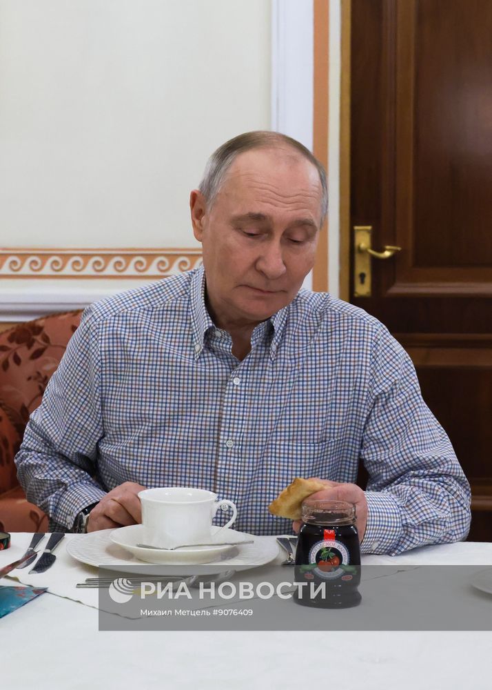 Президент Владимир Путин получил выпечку из подмосковной пекарни
