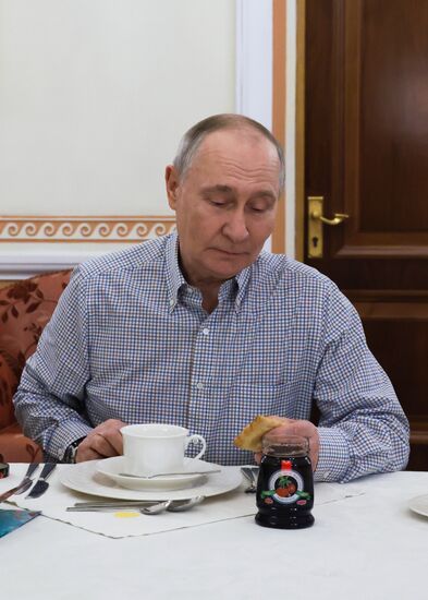 Президент Владимир Путин получил выпечку из подмосковной пекарни