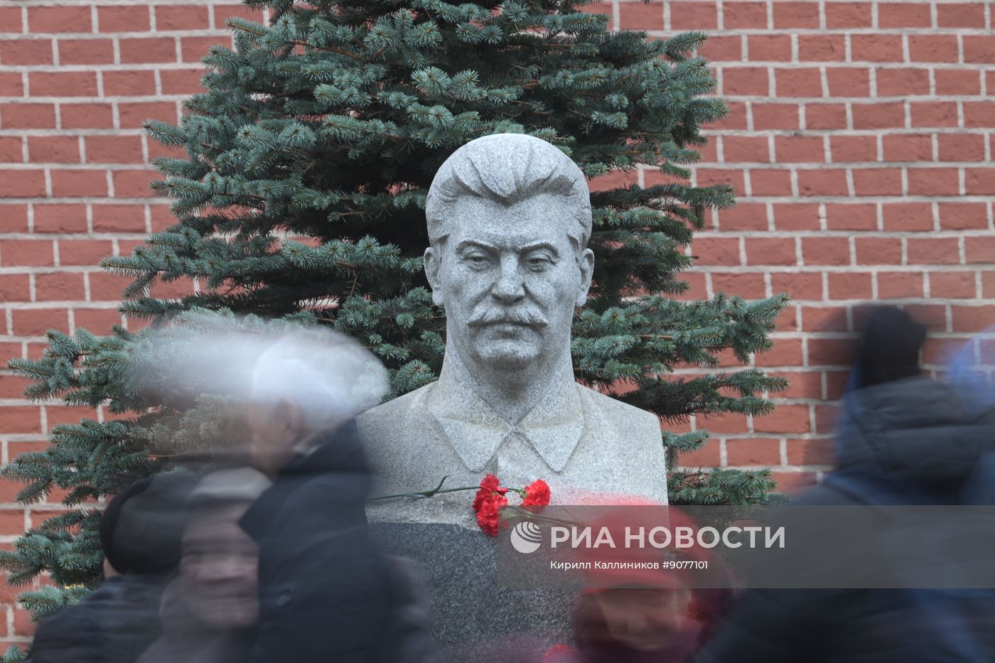 Возложение цветов к могиле Сталина у Кремлевской стены