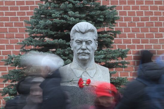 Возложение цветов к могиле Сталина у Кремлевской стены