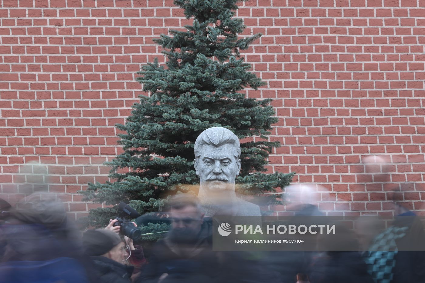 Возложение цветов к могиле Сталина у Кремлевской стены