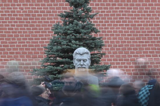 Возложение цветов к могиле Сталина у Кремлевской стены