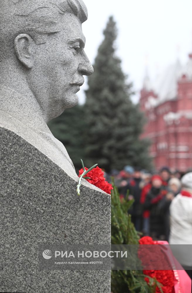 Возложение цветов к могиле Сталина у Кремлевской стены