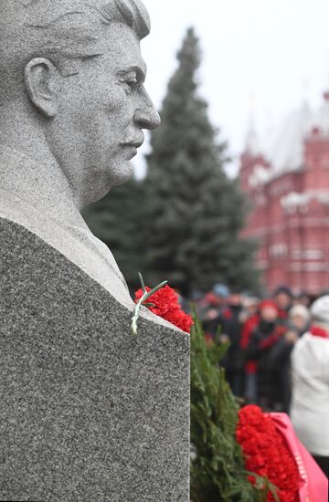 Возложение цветов к могиле Сталина у Кремлевской стены