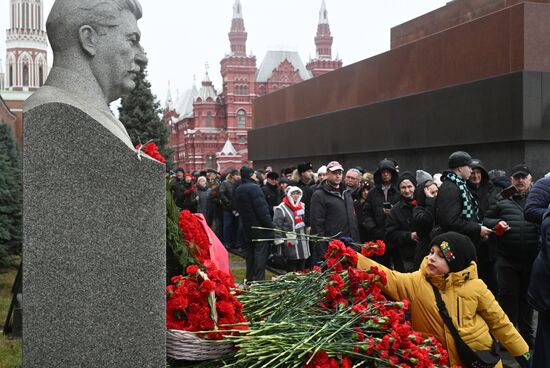 Возложение цветов к могиле Сталина у Кремлевской стены