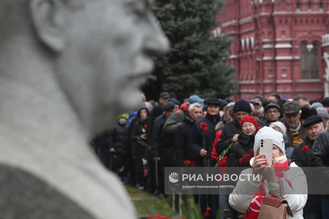 Возложение цветов к могиле Сталина у Кремлевской стены