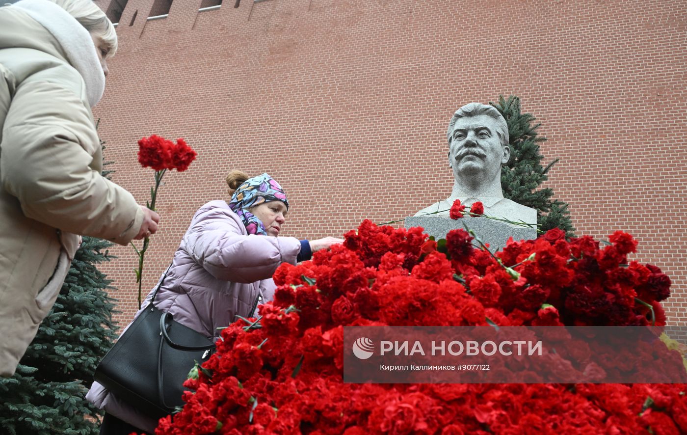 Возложение цветов к могиле Сталина у Кремлевской стены