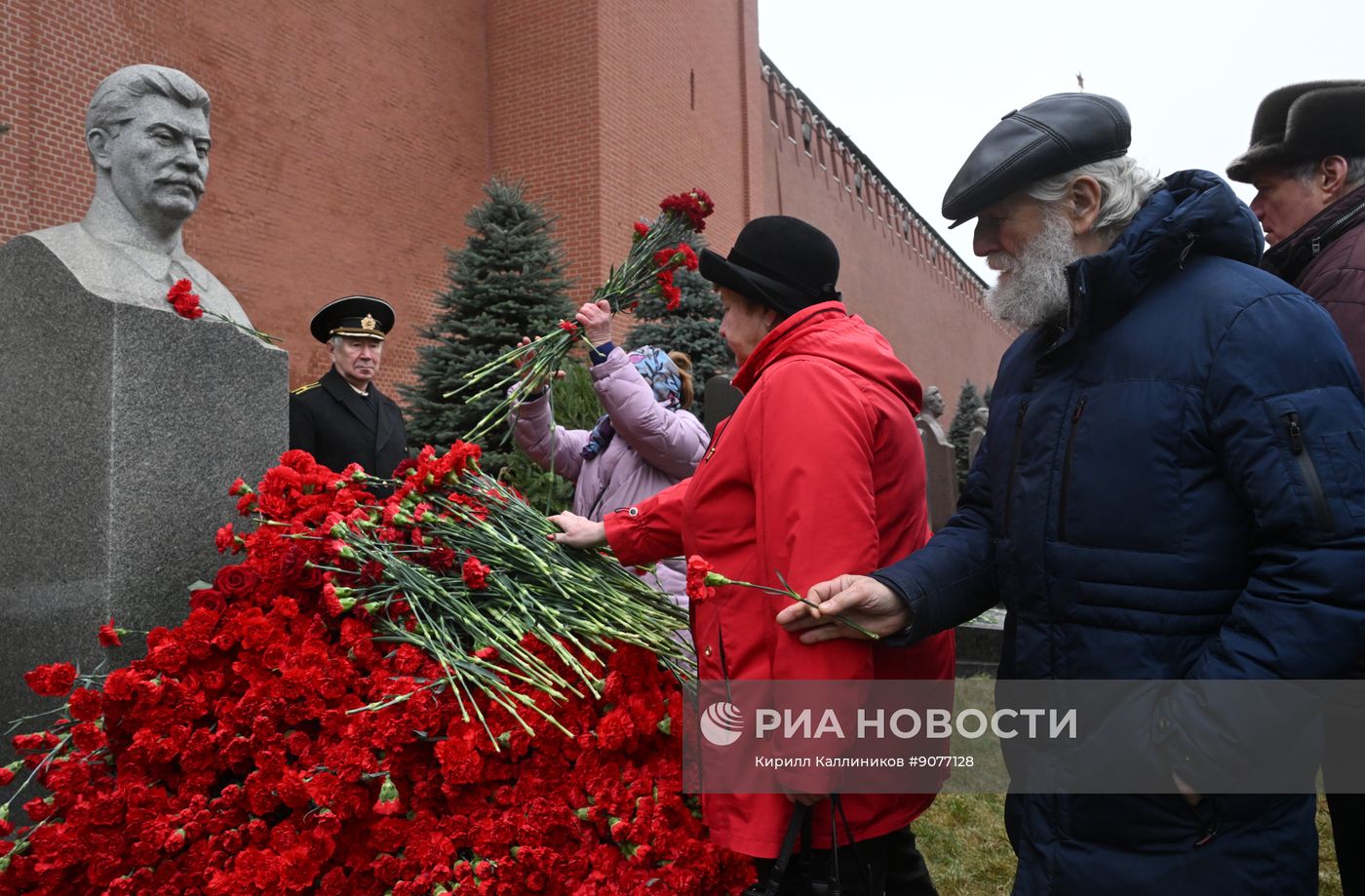 Возложение цветов к могиле Сталина у Кремлевской стены