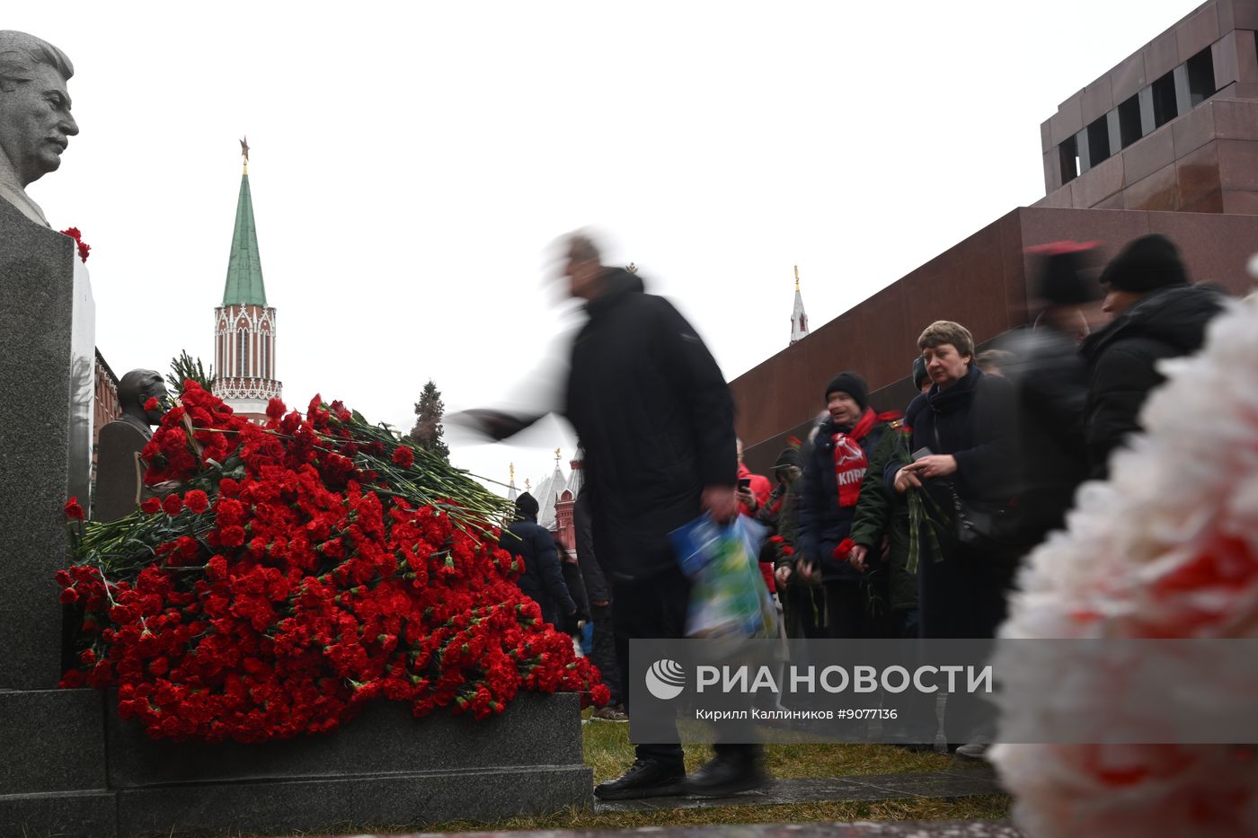Возложение цветов к могиле Сталина у Кремлевской стены