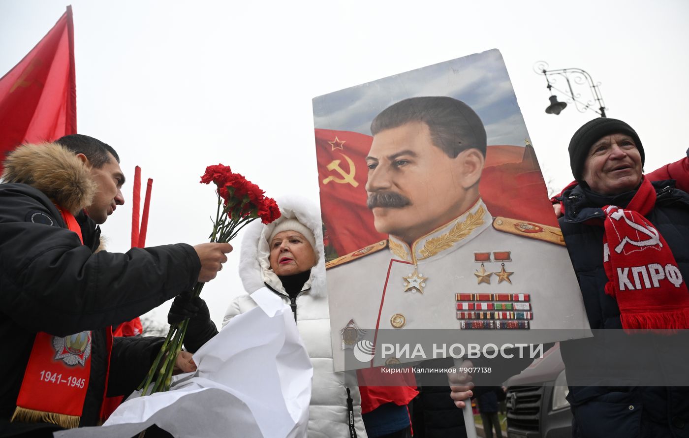 Возложение цветов к могиле Сталина у Кремлевской стены