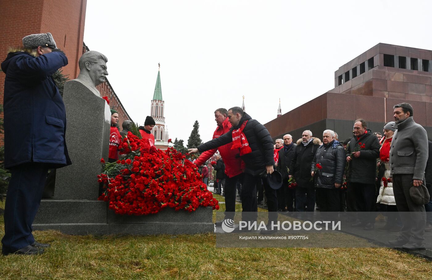 Возложение цветов к могиле Сталина у Кремлевской стены