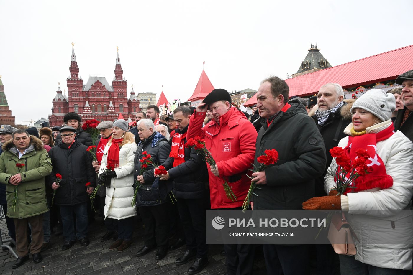 Возложение цветов к могиле Сталина у Кремлевской стены