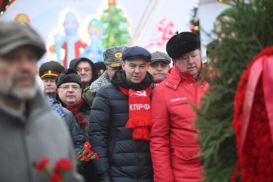 Возложение цветов к могиле Сталина у Кремлевской стены