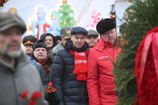 Возложение цветов к могиле Сталина у Кремлевской стены