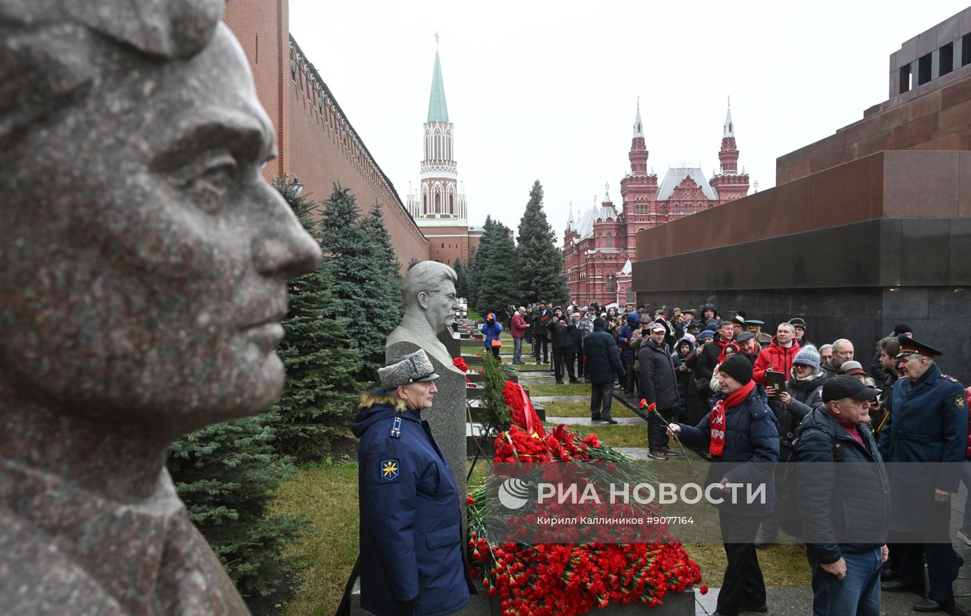 Возложение цветов к могиле Сталина у Кремлевской стены