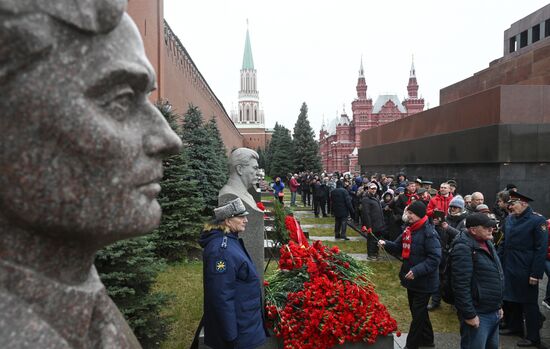 Возложение цветов к могиле Сталина у Кремлевской стены