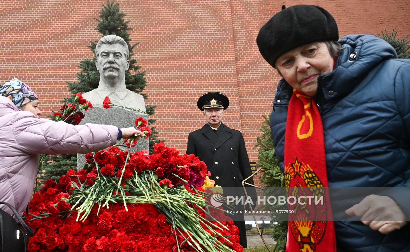 Возложение цветов к могиле Сталина у Кремлевской стены