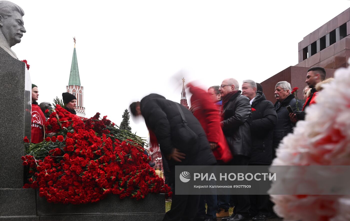 Возложение цветов к могиле Сталина у Кремлевской стены