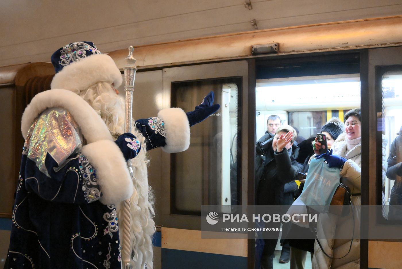 Дед Мороз в Московском метрополитене