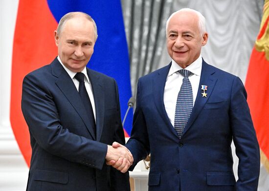 Президент Владимир Путин вручил государственные награды