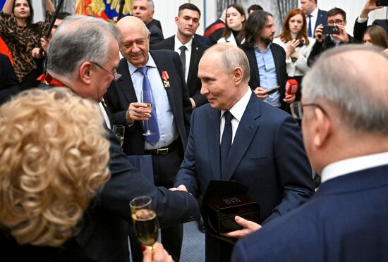Президент Владимир Путин вручил государственные награды