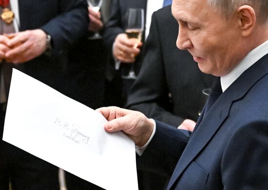 Президент Владимир Путин вручил государственные награды