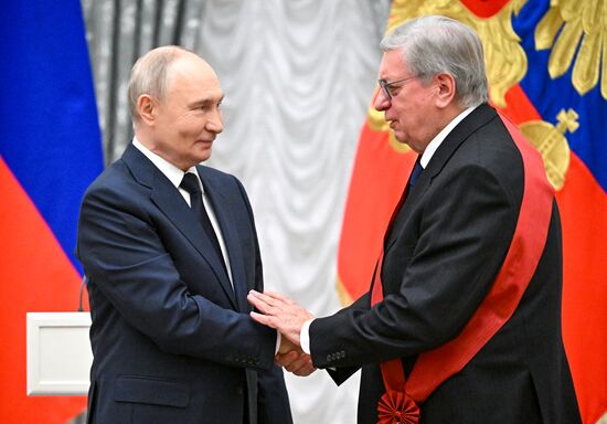 Президент Владимир Путин вручил государственные награды