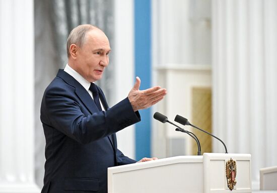Президент Владимир Путин вручил государственные награды