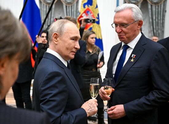 Президент Владимир Путин вручил государственные награды