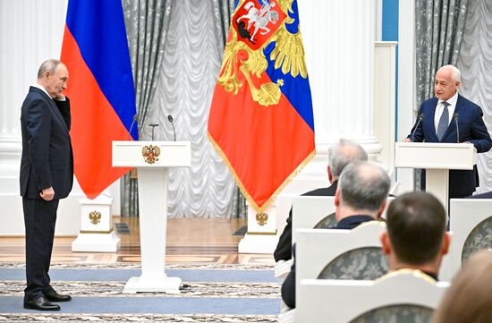 Президент Владимир Путин вручил государственные награды