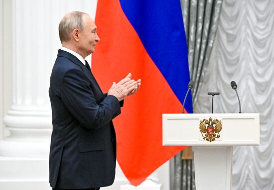Президент Владимир Путин вручил государственные награды