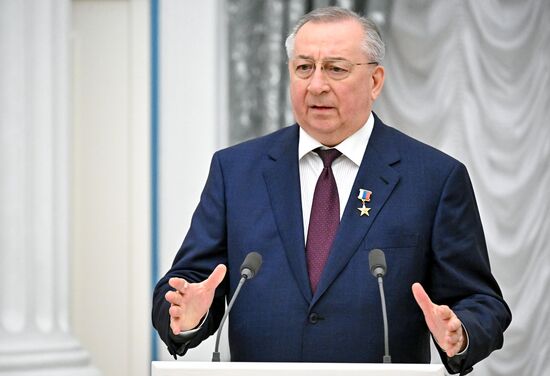 Президент Владимир Путин вручил государственные награды