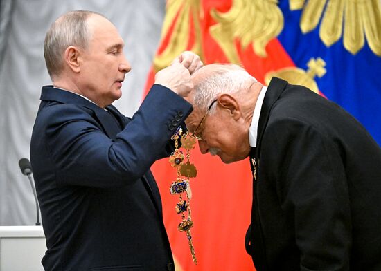 Президент Владимир Путин вручил государственные награды