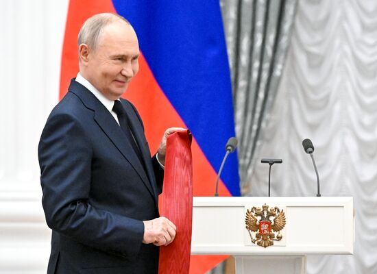 Президент Владимир Путин вручил государственные награды