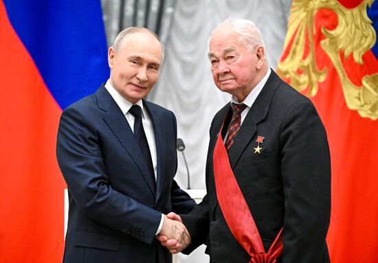 Президент Владимир Путин вручил государственные награды